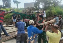 Warga Ciwidey Terima Bantuan Rutilahu dari TNI, Ela: TNI Semakin Jaya