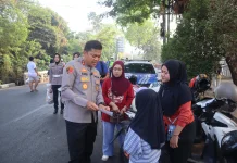Polres Subang Sapa Warga di CFD, Gelorakan "Jaga Rawat Jawa Barat Presisi"