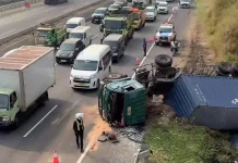 Truk Kontainer Terguling di Tol Padaleunyi, Diduga Sopir Mengantuk