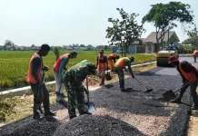 Gang Becek di Tanjung, Disulap Jadi Mulus, Babinsa dan Warga Adu Keringat