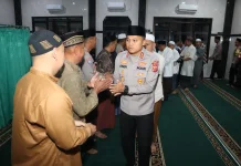 Subuh-Subuh di Dangdeur, Kapolres Subang Duduk Lesehan Bareng Warga