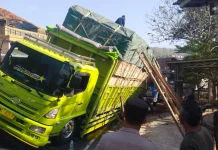 Kelebihan Muatan, Truk Fuso Oleng dan Patah As Roda di Sasakbeusi