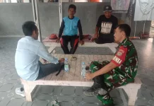 Ngobrol Lesehan, Cara Babinsa Purwadadi Dekat Dengan Warga
