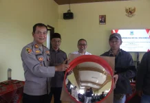 Minimalisir Laka Lantas di Jalur Rawan Cilawu Garut, Polisi Pasang Traffic Mirror