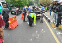 Seorang Perempuan Tewas dalam Kecelakaan Motor dan Truk di Bundaran Cibiru