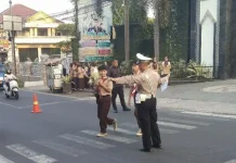 Bikin Tenang Orang Tua, Polisi Jalancagak Gendong Keselamatan Pelajar