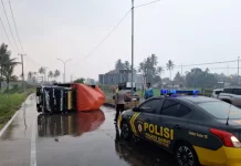 Jalan Licin akibat Hujan Truk Engkel Alami Laka Tunggal