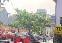 Baliho Roboh di Buah Batu, Disdamkarmatan Lakukan Penanganan dan evakuasi