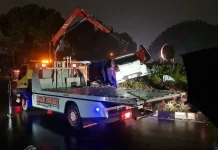 Salah Injak Pedal, Mobil Tabrak dan Tersangkut di Gerbang Taman Kampus UPI Bandung