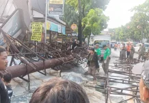 Baliho Roboh di Jalan Buah Batu Bandung, Satu Orang Luka Ringan