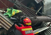 Billboard Roboh di Buahbatu Bandung, Empat Orang Sempat Terjebak