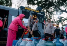 Polres Cimahi Distribusikan 8.000 Liter Air Bersih Setiap Hari saat Kemarau