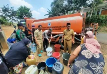 Bantu Warga Terdampak Kemarau, Polsek Bojonggambir dan BPBD Salurkan Air Bersih