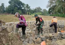 Babinss Koramil 0501/Subang Bantu Petani Bangun TPT Saluran Air Irigasi ke Sawah