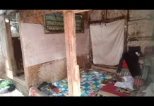 Rumah Nyaris Ambruk Dua Anak Yatim Bertahan