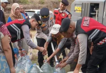 Satreskrim Polres Tasikmalaya Salurkan Bantuan Air Bersih kepada Warga