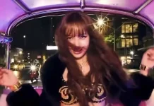 Lisa Tampilkan “SaWaDiKa” di Atas Tuk-Tuk khas Thailand