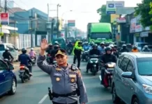 Hari Kedua, Kombes Pol Tri Suhartanto Memilih Berdiri di Tengah Arus Bandung