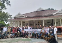 Foto Bareng Pengayuh Becak Listrik Dengan Bupati Cianjur