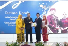 Tutup 40 Tahun Pengabdian Dengan Maaf, Asep Nuroni Serahkan Buku Memori ke Kang Rona