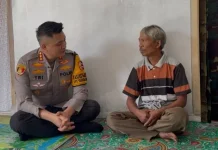 Kapolresta Bandung Berbincang Hangat Dengan Penjual Sapu Lidi di Cicalengka