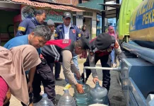 Polres Tasikmalaya Salurkan Air Bersih Bantu Warga Salebu Hadapi Krisis Air