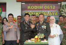 Perkuat Sinergitas, Polres Tasikmalaya Beri Kejutan Tumpeng ke Markas TNI