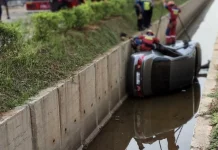 Hilang Konsentrasi, Mobil Terjun ke Parit di Summarecon Bandung