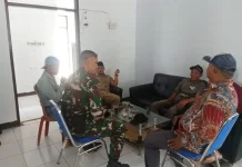 Ngobrol Santai di Kantor Desa, Babinsa Jaga Asa Rajut Kedekatan Dengan Warga