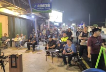 Nobar Timnas di Subang Jadi Ajang Keakraban Polisi Dengan Warga