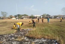 Kades dan Babinsa Rawamekar Kompak Bersihkan Lapang
