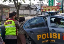 Polisi Selamatkan Warga Jatuh Pingsan Dijalan Raya Garut-Tasik
