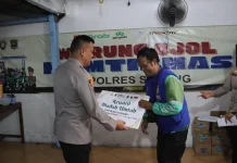 Driver Ojol Dapat Hadiah Umroh Dari Kapolres Subang