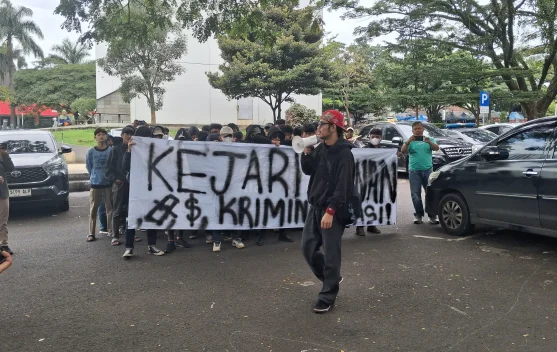 Mahasiswa Demo Sidang PJU Cianjur di PN Bandung