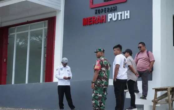 Babinsa Kawal Pembangunan KDKMP Desa Cisaat hingga Rampung