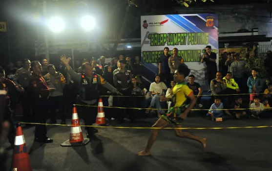 Ratusan Warga Ikut Balap Lari Malam di Polrestabes Bandung saat Ramadan