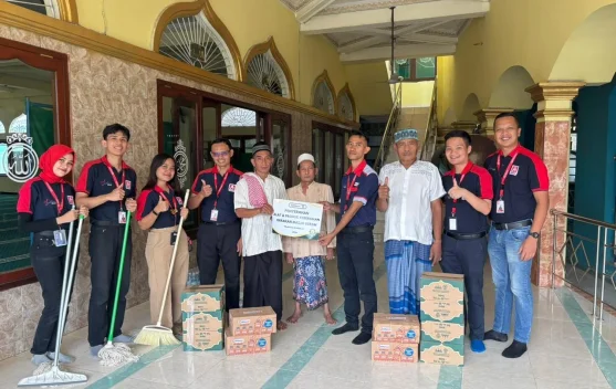 Alfamidi Bekasi dan Unilever Bersihkan 13 Masjid