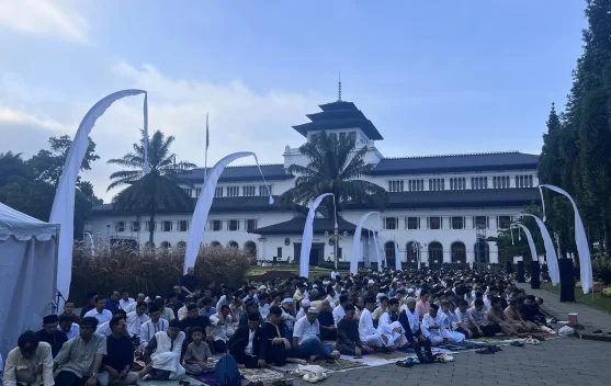 Ribuan Warga Laksanakan Salat Ied di Gedung Sate