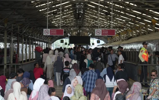 Ratusan Ribu Pemudik Gunakan KA Angkutan Lebaran 2026