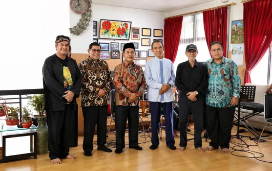 Tidak Nyaman Dengan Busana Mahal, Diky Candra Pilih Busana Buatan Tasikmalaya