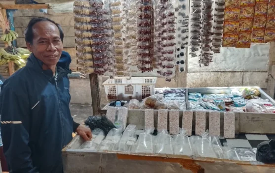 Pedagang Tahu Tempe di Pasar Singaparna Keluhkan Tingginya Harga Plastik