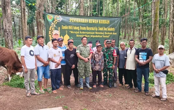 Dandim Subang Serahkan Dua Ekor Sapi Kurban Bagi Warga Cimahi Cijambe