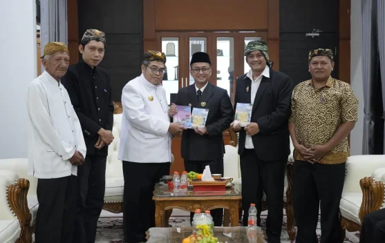Bertemu Sultan Kacirebonan, Diky Candra : Tertarik Filosofi “Pencak Silat Payung”