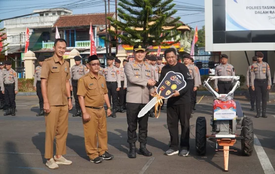 Polres Tasikmalaya Menyerahkan Bantuan Alsintan untuk Petani di Wilayahnya