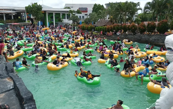 Libur Sekolah, TeeJay Waterpark Dipadati Pengunjung