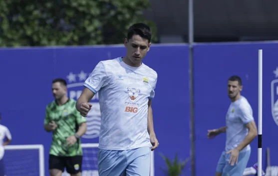 Luka Menalo Antusias Sambut Tantangan Bersama Persib