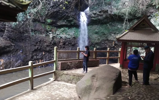 Pesona Air Terjun Bersejarah di Curug Dago