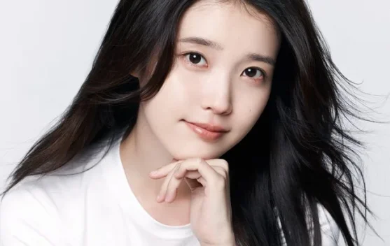 IU Rilis Pengumuman Perubahan Jadwalnya karena Kondisi Kesehatan
