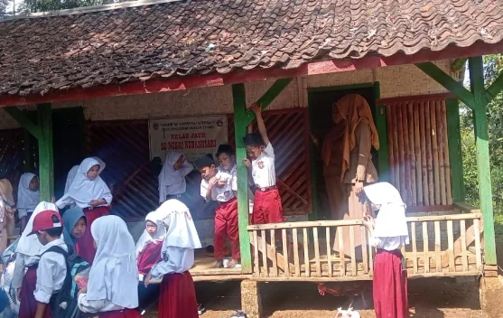 Puluhan Siswa di Taraju Tasikmalaya Belajar di Rumah Panggung dengan Atap Bocor