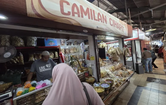 Sarmadi, Penjual Camilan Cihapit Bertahan Demi Keluarga